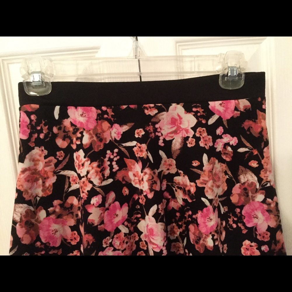 H&M Black Skater Skirt With Pink Roses - Picture 2 of 4